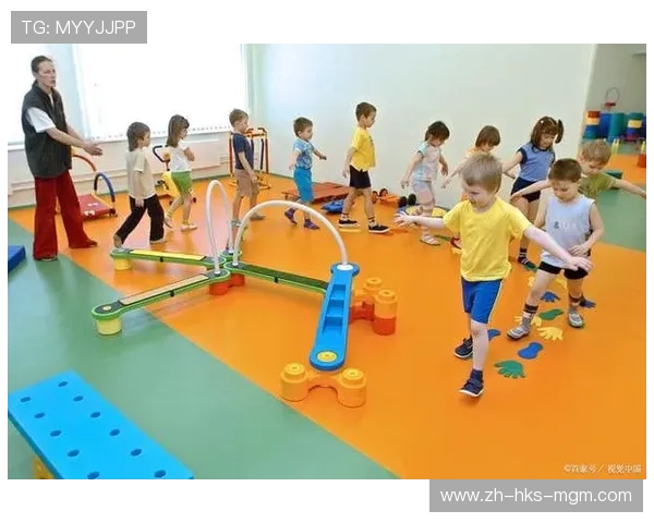 幼儿园倒退走游戏挑战在绕过障碍物中锻炼孩子的反应力与空间感知能力